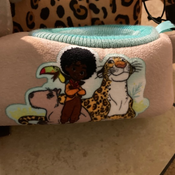 Disney Encanto plush slippers - Picture 10 of 12